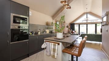 冰箱、微波炉、烤箱、洗碗机