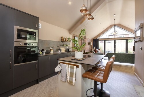 The Warehouse - sleeps 4 guests  in 2 bedrooms