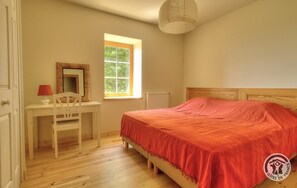 7 makuuhuonetta, vauvan matkasänky, internet