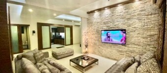 Charming 2-bedroom apartment with WiFi, AC in Gulshan 1. Niketon Dhaka.  