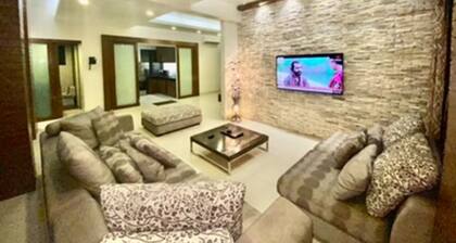 Charming 2-bedroom apartment with WiFi, AC in Gulshan 1. Niketon Dhaka.