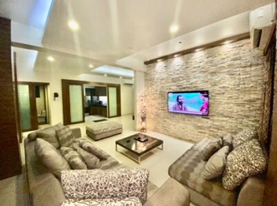 Charming 2-bedroom apartment with WiFi, AC in Gulshan 1. Niketon Dhaka.