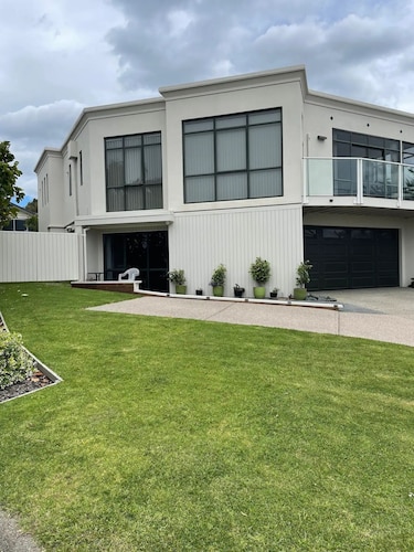 Quiet restful unit with seaviews