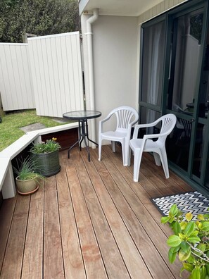 Outdoor dining - Quiet restful unit with seaviews (Whangaparaoa)
