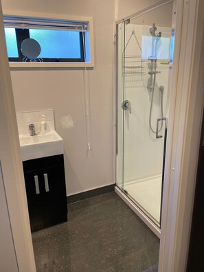 Shower, hair dryer, towels, soap - Quiet restful unit with seaviews (Whangaparaoa)
