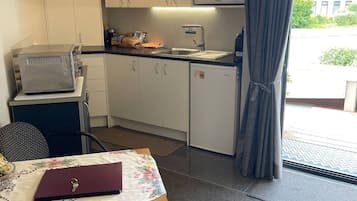 Fridge, microwave, oven, coffee/tea maker