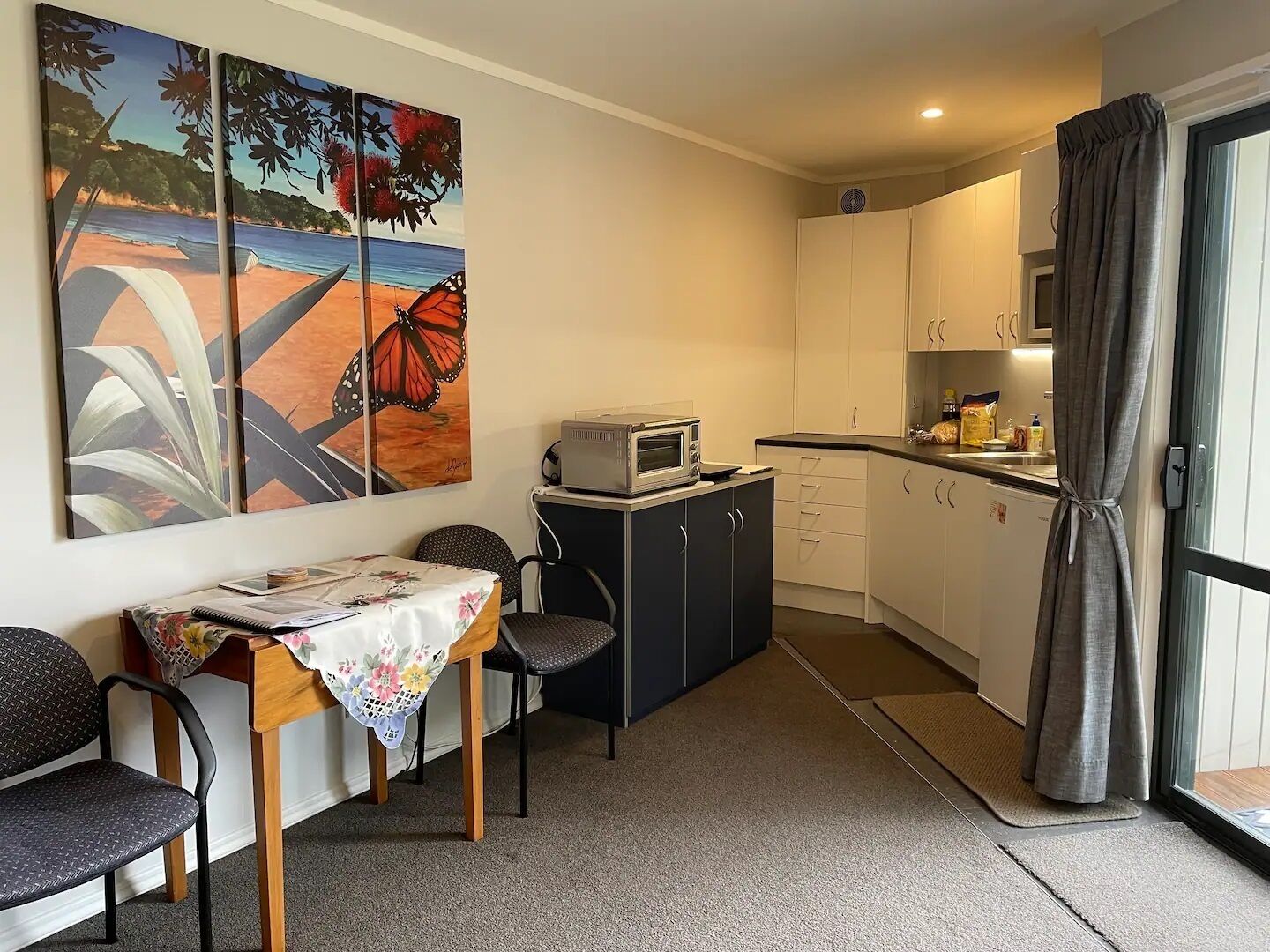 Refrigerador, microondas, horno y cafetera y tetera 