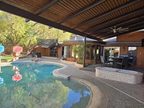 Utendørsbasseng og et oppvarmet basseng