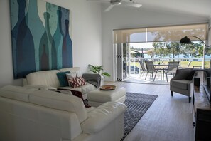 Apartamento, 2 habitaciones, balcón, vistas al río | Zona de estar | Una televisión de pantalla plana