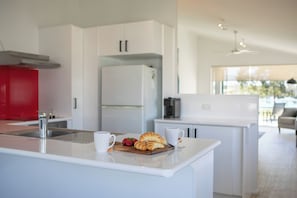 Apartamento, 2 habitaciones, balcón, vistas al río | Cocina privada | Frigorífico grande, microondas, horno y placa de cocina