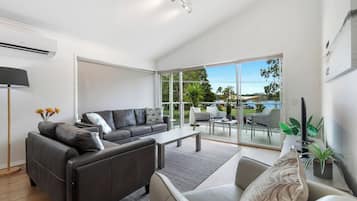 Three Bedroom Apartment - Pet Friendly | Living area