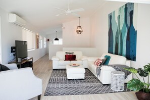 Apartamento, 2 habitaciones, balcón, vistas al río | Zona de estar | Una televisión de pantalla plana