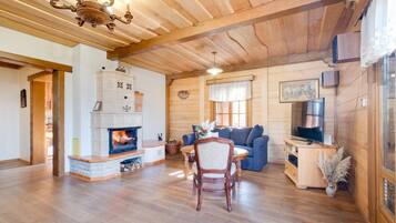 Smart TV, fireplace