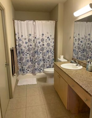 Handtücher, Seife, Shampoo, Toilettenpapier