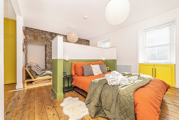 1 bedroom, iron/ironing board, travel crib, WiFi - Funky Studio Near The Beach (Burntisland)
