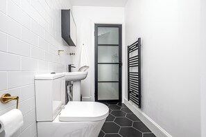 Hair dryer, towels, soap, shampoo - Funky Studio Near The Beach (Burntisland)