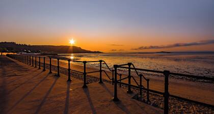 Funky Studio Near The Beach