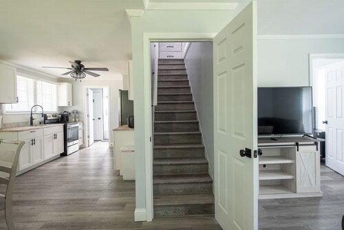 Charming 3-bedroom farmhouse in Kalkaska with Wi-Fi, AC