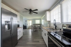 Een koelkast, een microgolfoven, een oven, een kookplaat