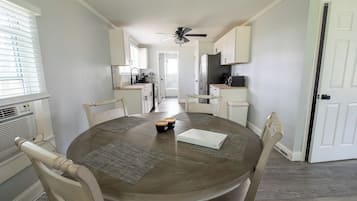 雪櫃、微波爐、焗爐、爐具