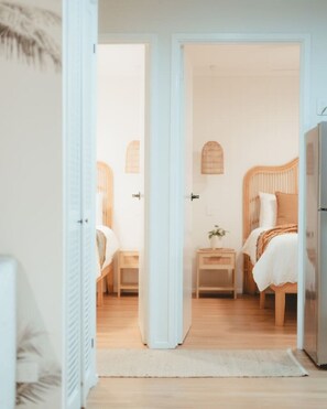 2 chambres, bureau, fer et planche à repasser, lit parapluie