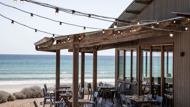 Un restaurante frente al mar con terraza y vistas al océano.