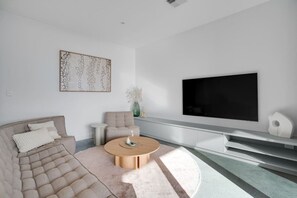 Televisión y chimenea 