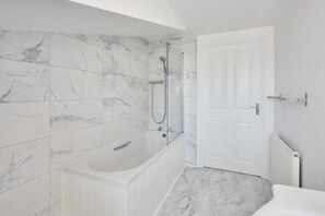 Dusche, Haartrockner, Handtücher, Seife