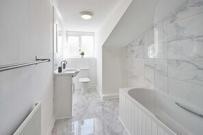 Douche, sèche-cheveux, serviettes fournies, savon