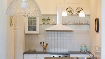 KĂŒhlschrank, Ofen, Herdplatte, Wasserkocher mit Kaffee-/Teezubehör