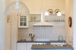 Kühlschrank, Ofen, Herdplatte, Wasserkocher mit Kaffee-/Teezubehör