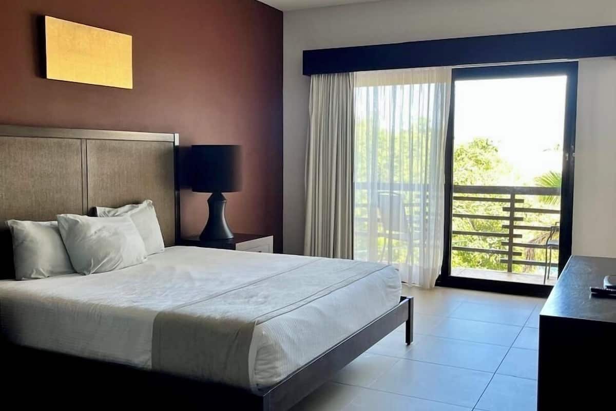 Comfort-Suite, Balkon, Poolblick