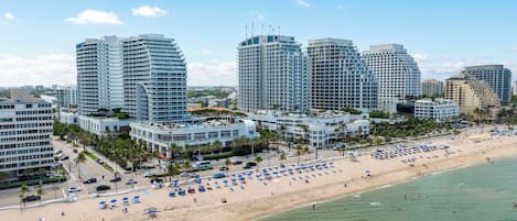 Una spiaggia nelle vicinanze