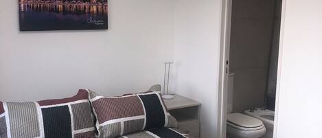 Tabla de planchar con plancha, wifi y ropa de cama