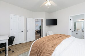 3 habitaciones, tabla de planchar con plancha, wifi y ropa de cama 