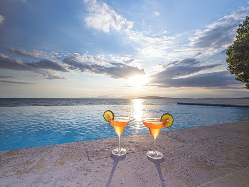 Dolphin Village Beach Front Ocoa Bay