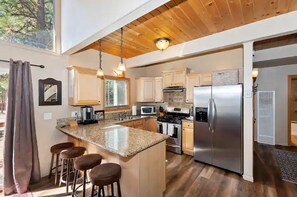 Fridge, microwave, oven, stovetop - So Woodsy Cabin, spa, near slopes, EV charger (Big Bear Lake)