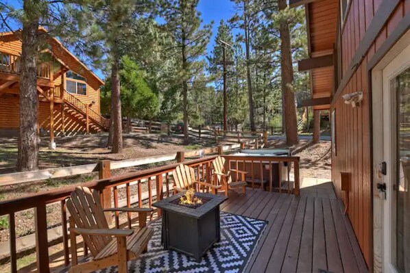 Terrace/patio - So Woodsy Cabin, spa, near slopes, EV charger (Big Bear Lake)
