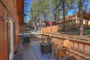 Outdoor dining - So Woodsy Cabin, spa, near slopes, EV charger  (Big Bear Lake)