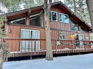 Exterior - So Woodsy Cabin, spa, near slopes, EV charger  (Big Bear Lake)