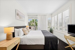 Aurora Suite | Premium bedding, laptop workspace, iron/ironing board, free WiFi - Hastings Suites by Stay Noosa (Noosa Heads)