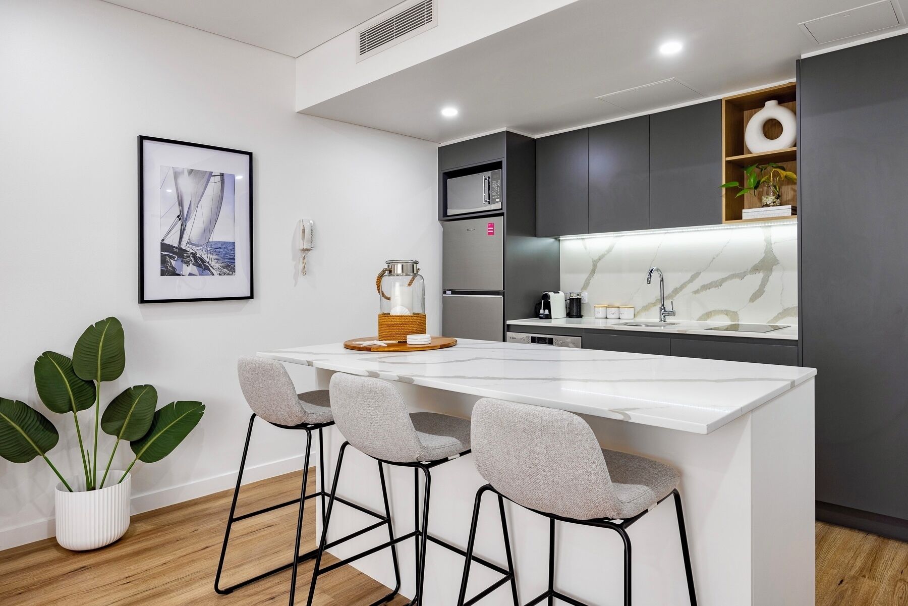 Apartamento luxo, 1 cama King, sacada, vista para o jardim | Cozinha privada | Geladeira grande, micro-ondas, cooktop, lava-louças