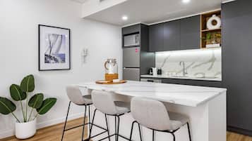 Apartamento luxo, 1 cama King, sacada, vista para o jardim | Cozinha privada | Geladeira grande, micro-ondas, cooktop, lava-louças