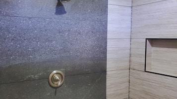 Doppia Deluxe, vista piscina | Bagno | Set di cortesia gratuito, asciugacapelli, sapone, shampoo