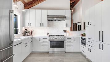 Køleskab, mikrobølgeovn, ovn, kogeplade