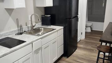 Kjøleskap, kokeplater, kaffetrakter/tekoker og brødrister