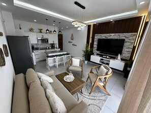 Smart-TV, bordtennis, musikkbibliotek og stereoanlegg