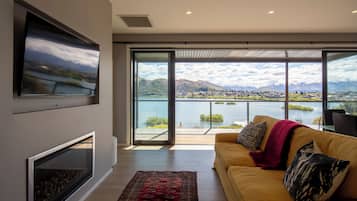 Smart TV, fireplace, stereo