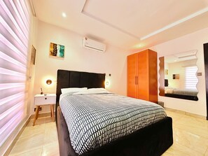 3 habitaciones, tabla de planchar con plancha, wifi y ropa de cama 