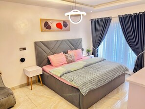 3 室のベッドルーム、アイロン / アイロン台、WiFi、ベッドシーツ